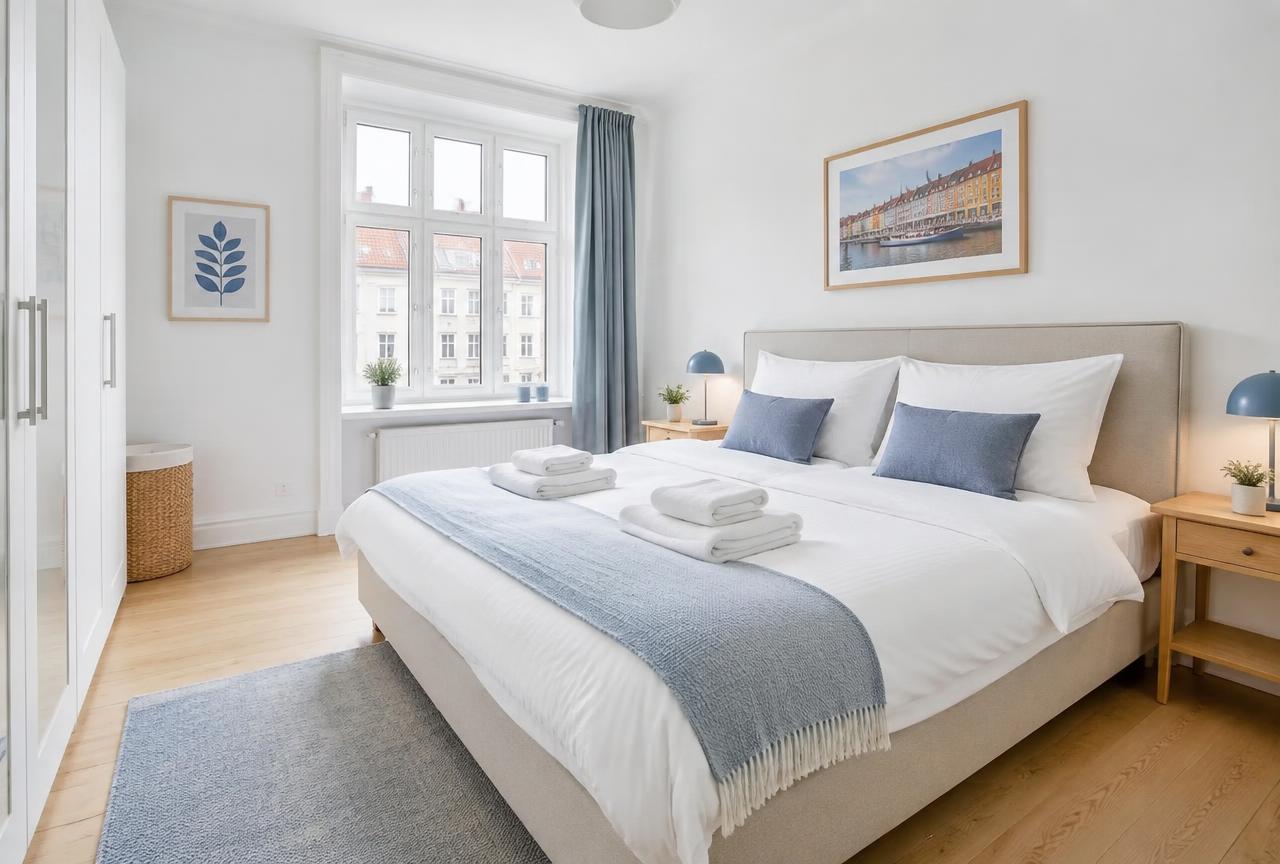 Airbnb rengøring København – rengjort soveværelse med skift af sengetøj og rene håndklæder